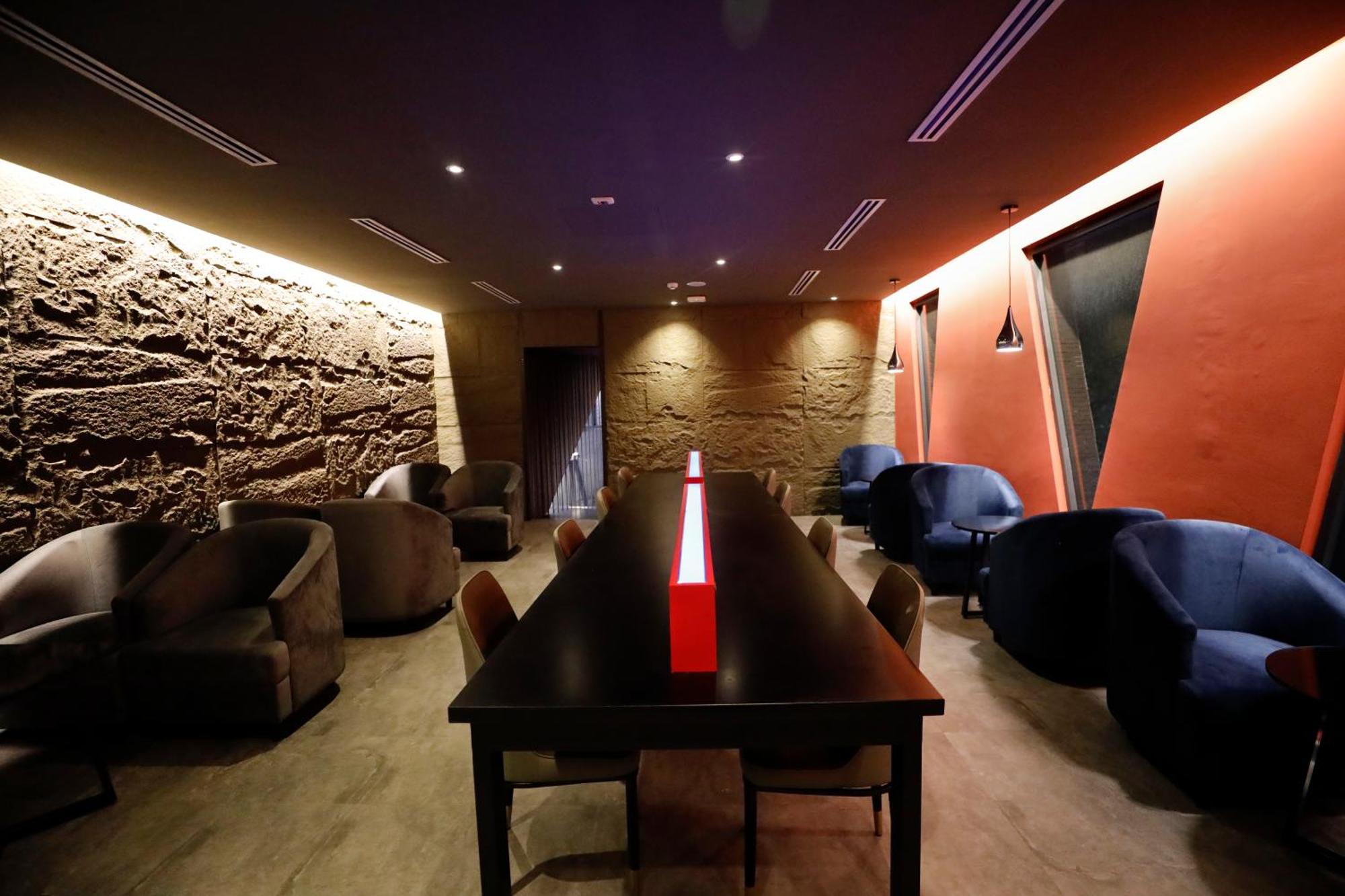 Saigon Travel Lounge *